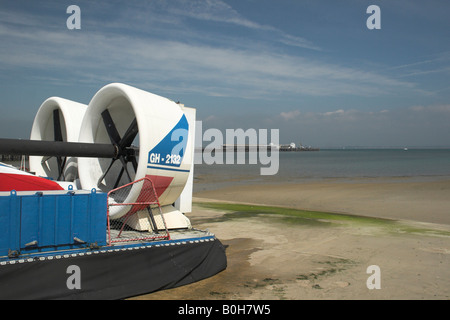 Aéroglisseur et Ryde Pier - Île de Wight. Banque D'Images