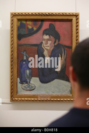 Visiteur en face de la célèbre peinture de Pablo Picasso "Le buveur d'Absinthe" dans le Musée de l'Ermitage à Saint-Pétersbourg, Russie Banque D'Images