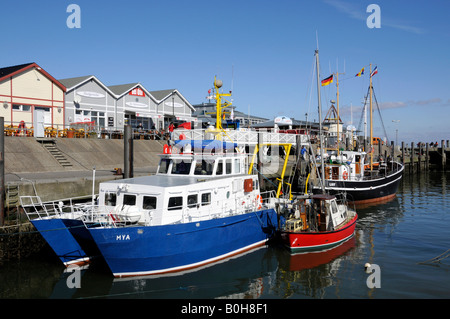 Les bateaux de pêche amarrés au port liste sur le frison du nord île de Sylt, Schleswig-Holstein, Allemagne Banque D'Images