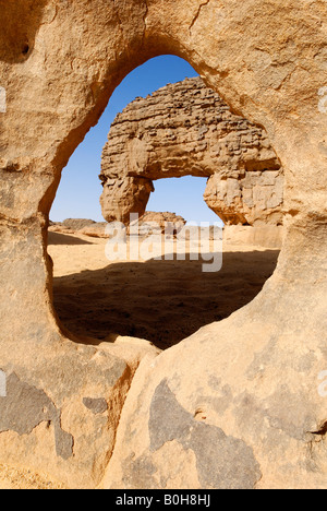 Fenêtre rock, des formations rocheuses à Youf Ahakit, Tassili du Hoggar, Tamanrasset Wilaya, désert du Sahara, l'Algérie, l'Afrique du Nord Banque D'Images