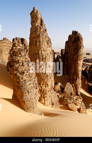 Formations rocheuses cylindriques à Tin Akachaker, Tassili du Hoggar, Tamanrasset Wilaya, désert du Sahara, l'Algérie, l'Afrique du Nord Banque D'Images