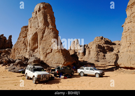 Camp, camping à El Ghessour, Tassili du Hoggar, Tamanrasset Wilaya, désert du Sahara, l'Algérie, l'Afrique du Nord Banque D'Images