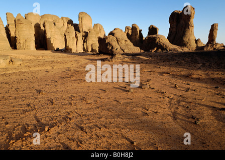 Formations rocheuses d'El Ghessour, Tassili du Hoggar, Tamanrasset Wilaya, désert du Sahara, l'Algérie, l'Afrique du Nord Banque D'Images