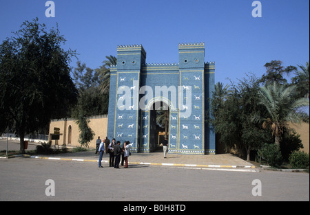 Les touristes en face de la porte d'Ishtar reconstruits, Babylone, Iraq, Middle East Banque D'Images