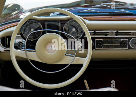 Mercedes, symbole étoile Mercedes sur le volant d'une Mercedes-Benz SL 280 vintage Banque D'Images