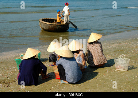 Les poissonniers en attente dans le port de Mui Ne, Vietnam, Asie du sud-est Banque D'Images