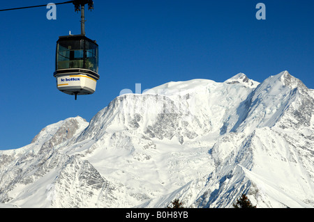 Gondole Bettex-Arbois suspendue en face du Massif du Mont-Blanc, Saint Gervais-Mont Blanc, Savoie, Haute Savoie, France Banque D'Images