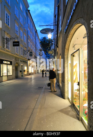 Getreidegasse alley dans la soirée, Salzburg, Österreich, Europa Banque D'Images