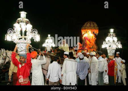 Couronnes de lumière pendant un mariage, Sufi culte, Bareilly, Uttar Pradesh, Inde, Asie Banque D'Images