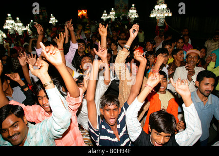 Vous pourrez danser pendant un mariage tenue à un sanctuaire Soufi à Bareilly, Uttar Pradesh, Inde, Asie Banque D'Images