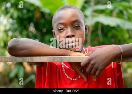 Portrait d'un garçon à un SIDA / VIH orphelinat à Douala, Cameroun, Afrique Banque D'Images