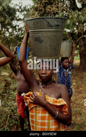 Une femme à la collecte de l'eau à Kenema, Sierra Leone. Banque D'Images