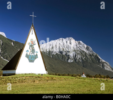 Chapelle sur le plateau de Mieming, Hohe Munde, Mieming, Tyrol, Autriche Banque D'Images