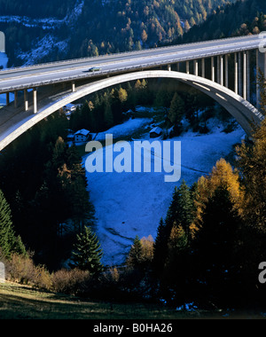 Noesslachbruecke Noesslach, pont en automne, près de Gries au col du Brenner, autoroute du Brenner, Tyrol, Autriche Banque D'Images