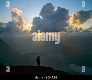 Pic de Stromboli, l'homme debout en contre-jour, rayons, rayons de soleil, les îles Eoliennes, Sicile, Italie Banque D'Images