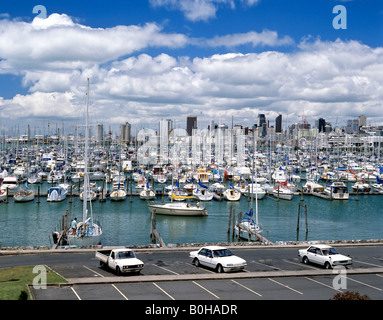 Le port d'Auckland, bateaux à voile, port de plaisance et skyline, Auckland, Nouvelle-Zélande Banque D'Images