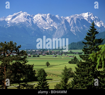 Farchant, vue vers la plage, Wetterstein, Werdenfels Haute-bavière, Bavière, Allemagne Banque D'Images