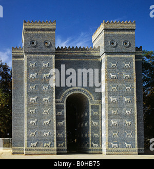 La porte d'Ishtar babylonienne, porte de ville, de secours de lions, de dragons et de taureaux, province de Babil, Iraq, Middle East Banque D'Images