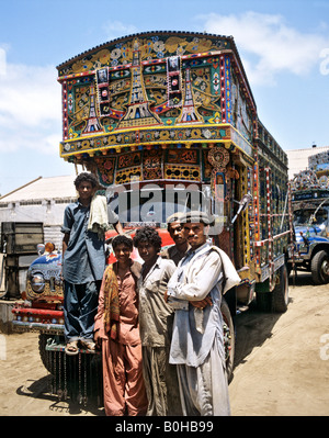 Les gens debout devant un bus, Karachi, Pakistan Banque D'Images