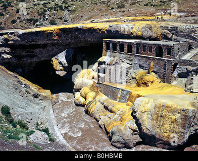 Puente del Inca, sulfureuse printemps, hot springs, l'érosion, la Province de Mendoza, Argentine, Andes, Amérique du Sud Banque D'Images