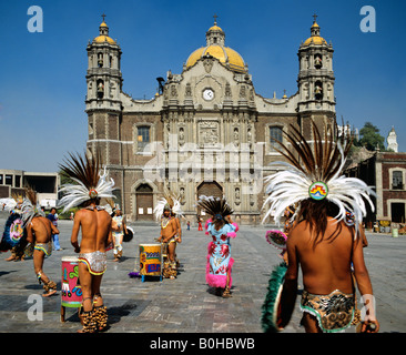 Basilique Notre Dame de Guadalupe, la cathédrale, les Indios, Mexico, Mexique, Amérique Centrale Banque D'Images