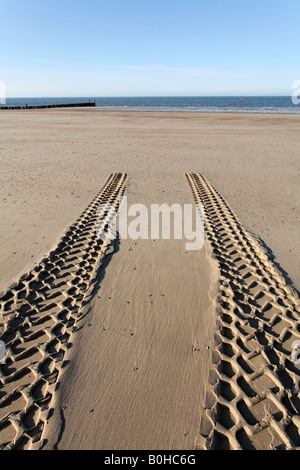 Véhicule à traction intégrale les traces de pneus de s'arrêter dans le sable, la plage sur la côte de la mer du Nord, Zoutelande, Walcheren, Zélande, Pays-Bas Banque D'Images