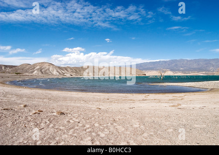 Vue panoramique sur les montagnes arides haut derrière la Cuesta del Viento Rodeo, barrage du réservoir, la Province de San Juan, Argentine Banque D'Images