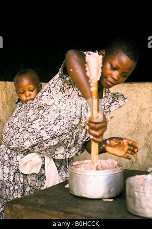 Une femme la préparation des aliments pour les enfants souffrant de malnutrition à l'hôpital Mulago, Kampala, Ouganda. Banque D'Images