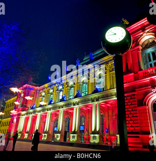 Bourse de Francfort de nuit, éclairé par des spots multicolores pour la Luminale, festival d'éclairage bi en fran Banque D'Images