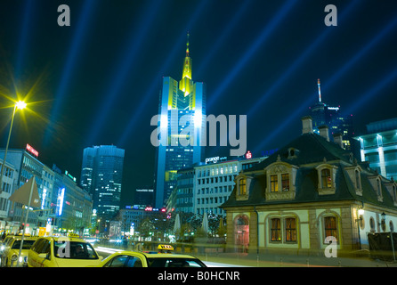 Francfort est éclairée la nuit, des bâtiments éclairés par un éclairage spécial à l'occasion de la Luminale, festival d'éclairage bi Banque D'Images