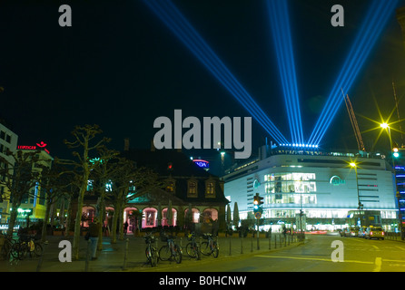 Francfort est éclairée la nuit, des bâtiments éclairés par un éclairage spécial à l'occasion de la Luminale, festival d'éclairage bi Banque D'Images