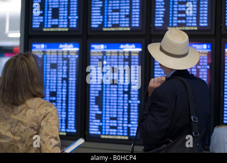 Les écrans d'information de vol, l'Aéroport Intercontinental George Bush au lever du soleil, Houston, Texas, USA Banque D'Images
