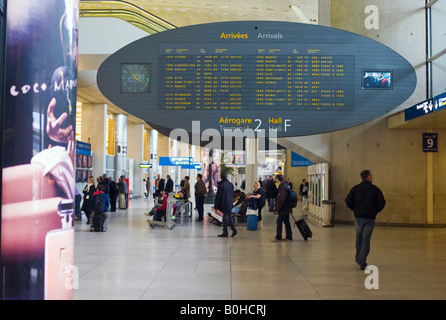 Le conseil d'information de vol, des arrivées du terminal 2, Charles de Gaulle International Airport, Paris, France, Europe Banque D'Images