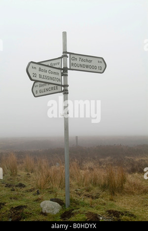 Panneau directionnel, signes écrits en anglais et en gaélique, Montagnes de Wicklow, comté de Wicklow, Irlande Banque D'Images