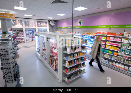 La clientèle féminine en passant devant des étagères dans une pharmacie, la pharmacie, l'Ihr Platz à Berlin-Neukoelln, Allemagne Banque D'Images