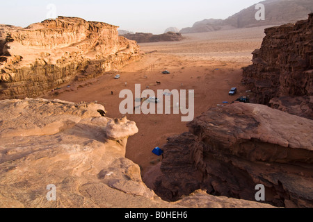 Camp avec les chevaux dans le désert, Wadi Rum, Jordanie, Moyen-Orient Banque D'Images