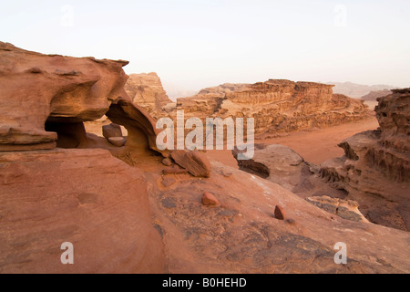 Les formations de roche dans le désert, Wadi Rum, Jordanie, Moyen-Orient Banque D'Images