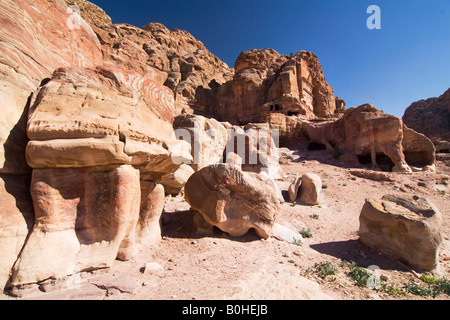 Tombes coupé en falaises, face à Petra, Jordanie, Moyen-Orient Banque D'Images