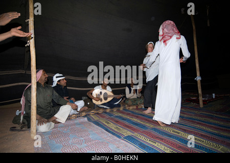 Danse bédouins dans une tente bédouine dans la nuit, Wadi Rum, Jordanie, Moyen-Orient Banque D'Images