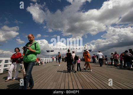 Balades touristiques sur un pont de bois à Sopot, côte de la mer Baltique, Pologne Banque D'Images