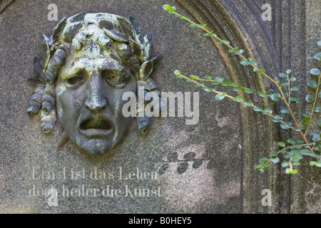 Stone face à l'expression douloureuse sur la tombe de Jules Urbain, 1825-1879, compositeur, Alter, Suedfriedhof vieux cimetière à Munich Banque D'Images