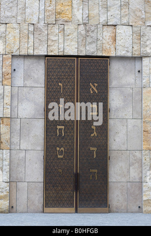 L'écriture hébraïque sur les grandes portes ouvertes du Ohel Jakob, tente de Jacob synagogue au centre juif, Munich, Bavière, Allemagne Banque D'Images