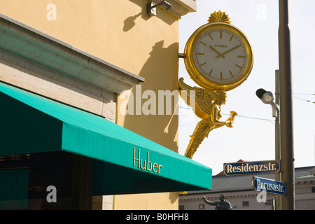 Angle doré tenant un sablier soutenant un réveil, signe de l'Huber-Juwelier boutique boutique de bijoux sur la Residenzstrasse, Munic Banque D'Images