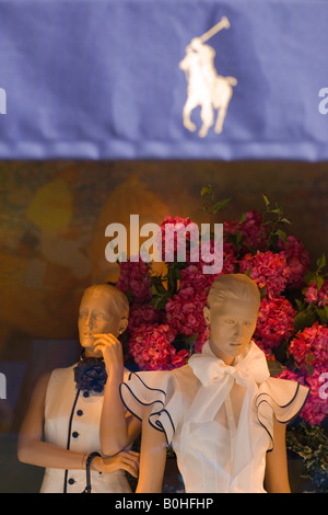 Élégamment vêtue mannequins féminins dans la fenêtre affichage de la Polo Ralph Lauren boutique de mode sur la Maximilianstrasse Banque D'Images