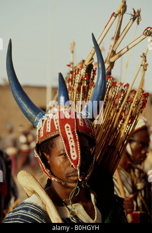 Une danseuse en costume traditionnel à un festival du film, Ouagadougou, Burkina Faso. Banque D'Images