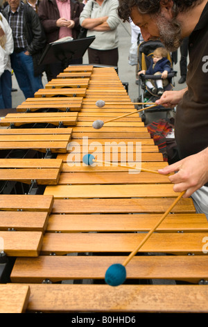 Musicien ambulant, musicien de rue à jouer du xylophone, rue piétonne à Munich, Bavière, Allemagne Banque D'Images