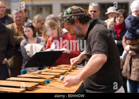 Musicien ambulant à la place Marienplatz à Munich, Bavière, Allemagne Banque D'Images