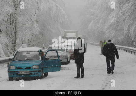 Venir de la circulation à l'arrêt après une tempête d'hiver le long de la route B327 entre Coblence et Waldesch, Rhinelan Banque D'Images