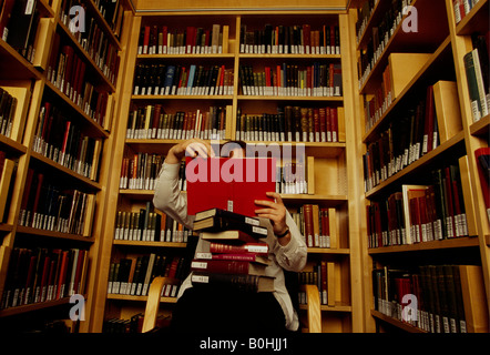 Un étudiant dans la bibliothèque à Sydney Sussex College, Cambridge, Cambridgeshire, Angleterre. Banque D'Images