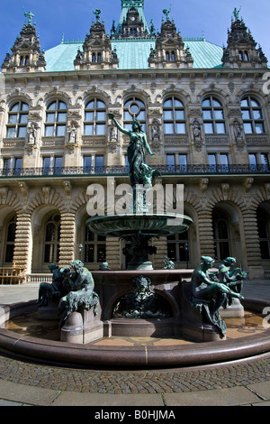 Fontaine dans la cour intérieure de l'hôtel de ville historique de Hambourg, Allemagne Banque D'Images